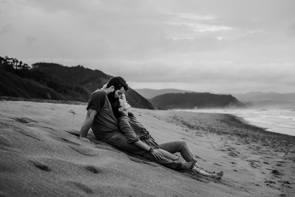 Sesión de fotos de novios en la playa Asturias