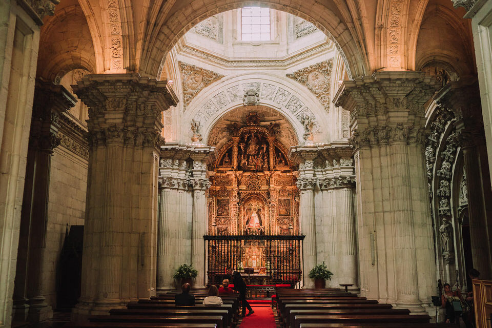 Ceremonia de boda religiosa en Oviedo Capilla del rey Casto